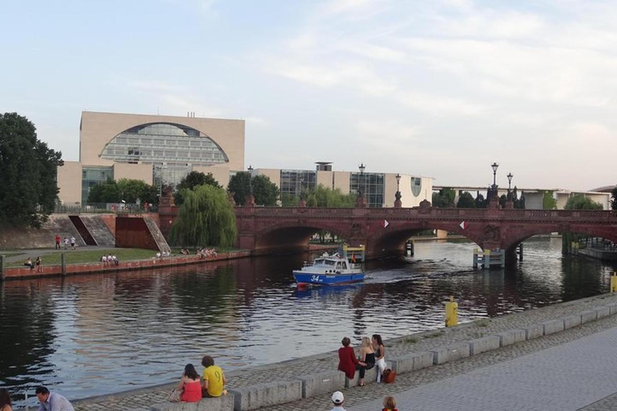 un gruppo di persone che camminano lungo un fiume con una barca