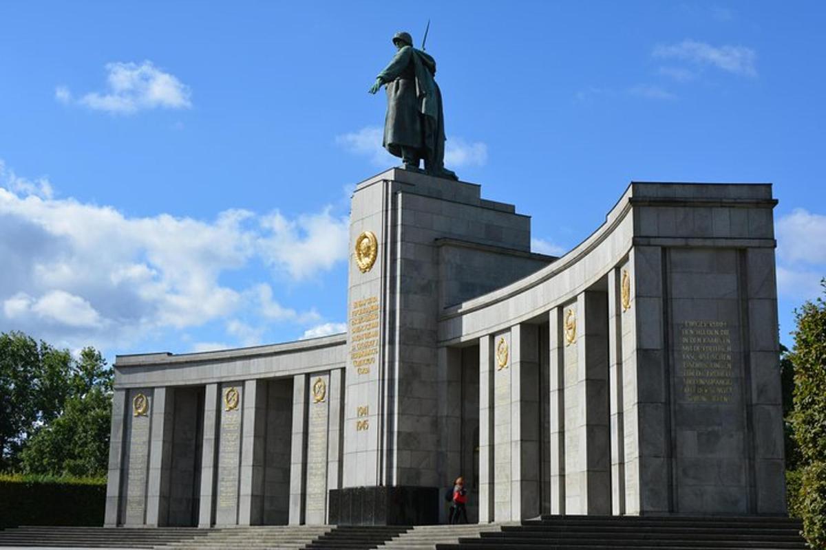 una statua di un uomo in cima a un monumento