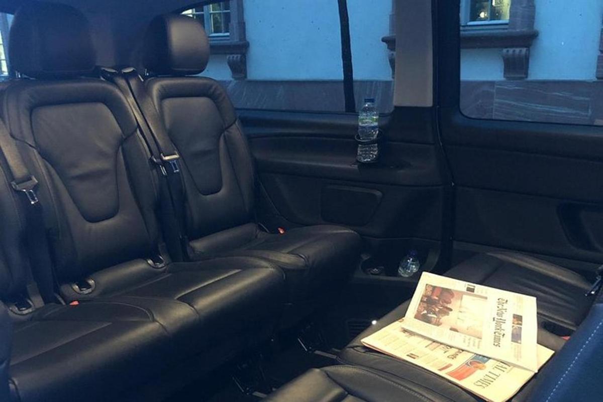 un sedile posteriore di un'auto con un computer portatile sopra