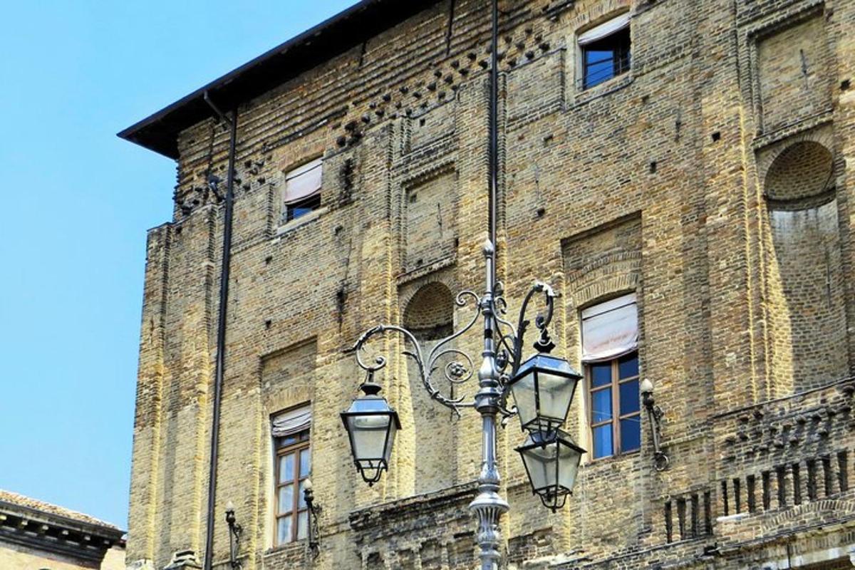 o clădire din cărămidă cu un felinar în față
