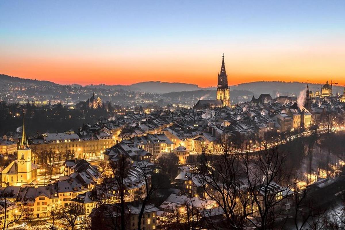 město osvětlené sněhem při západu slunce