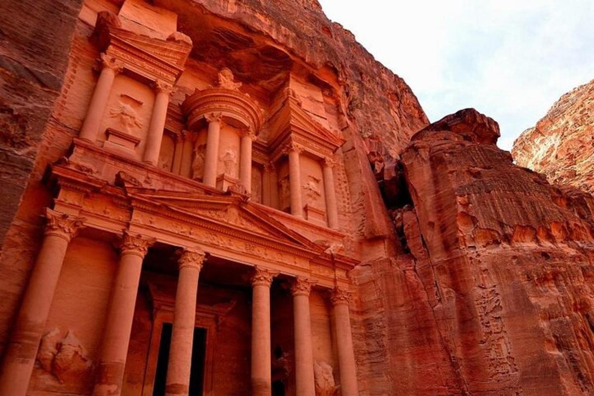 ein Gebäude in der Seite einer Klippe