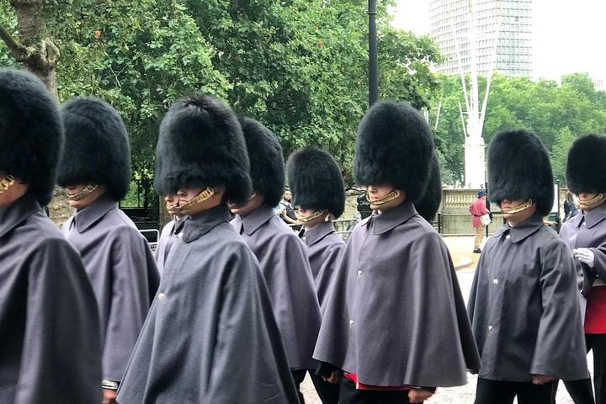 skupina dětí v uniformách jdoucích po ulici