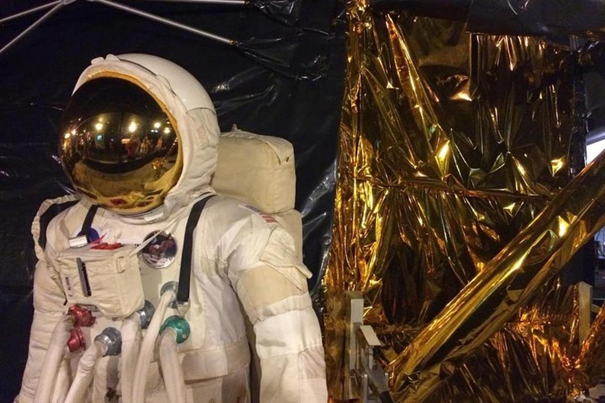 ein Astronaut im Raumanzug vor einer Pyramide