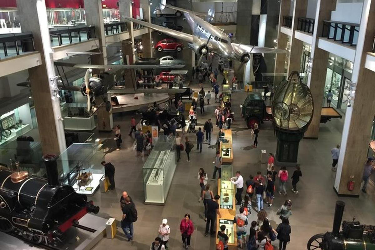 eine Menschenmenge, die mit einem Flugzeug durch ein Museum läuft