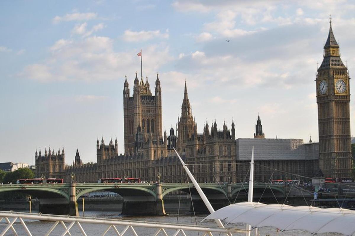 kilátás a Big Ben óratornyára és a Parlament épületére