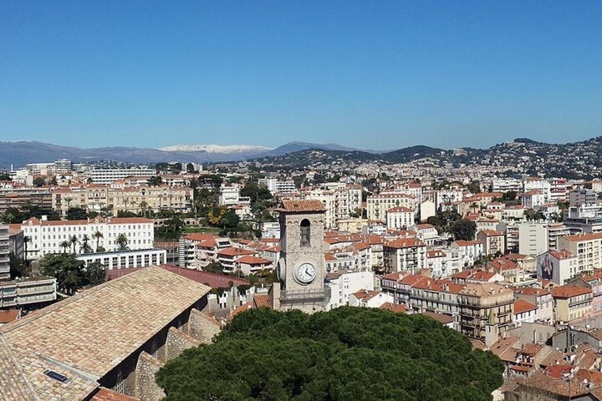 una vista di una città con una torre dell'orologio