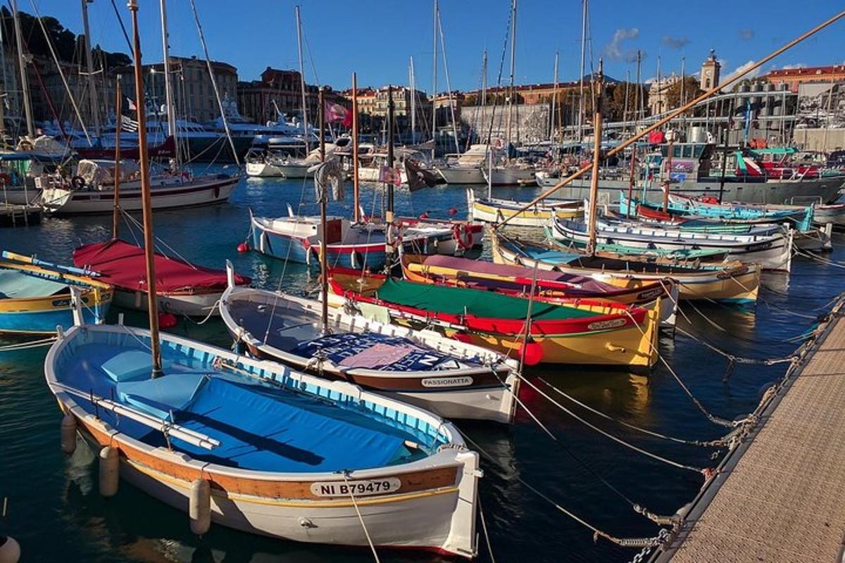 un gruppo di barche è attraccato in un porto