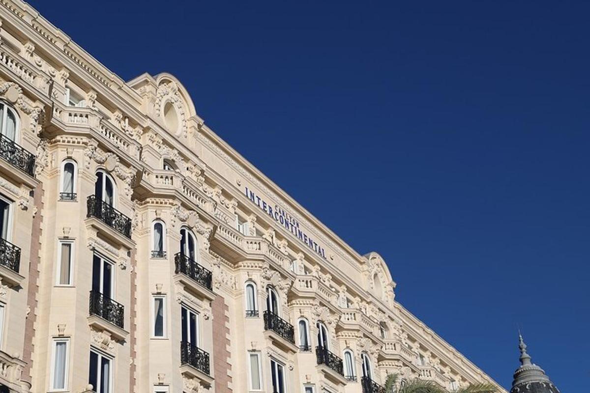un grande edificio bianco con un cielo azzurro sullo sfondo