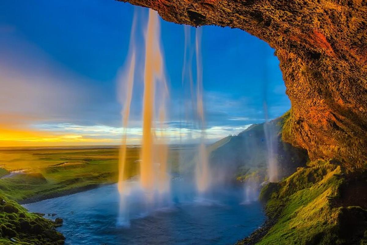 una vista di una cascata da una formazione rocciosa