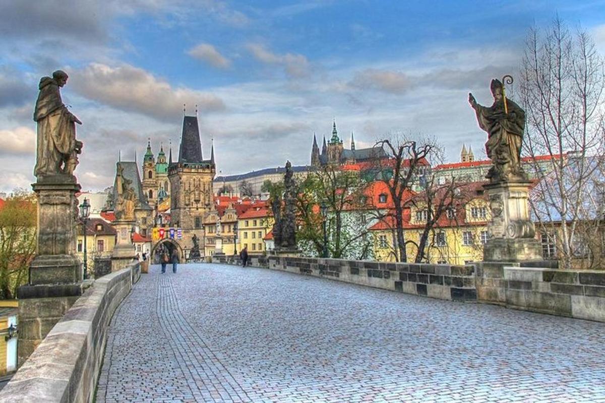 Un puente sobre una ciudad con estatuas.