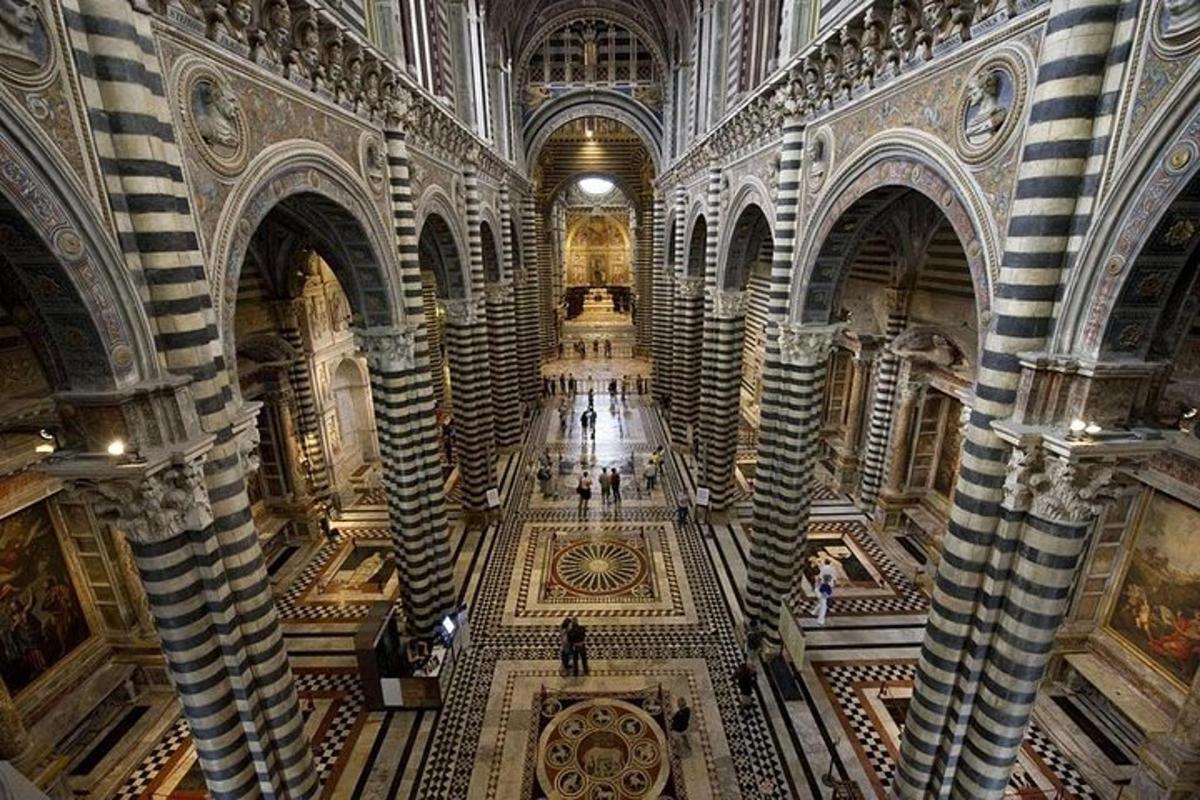una vista di una grande stanza in un edificio