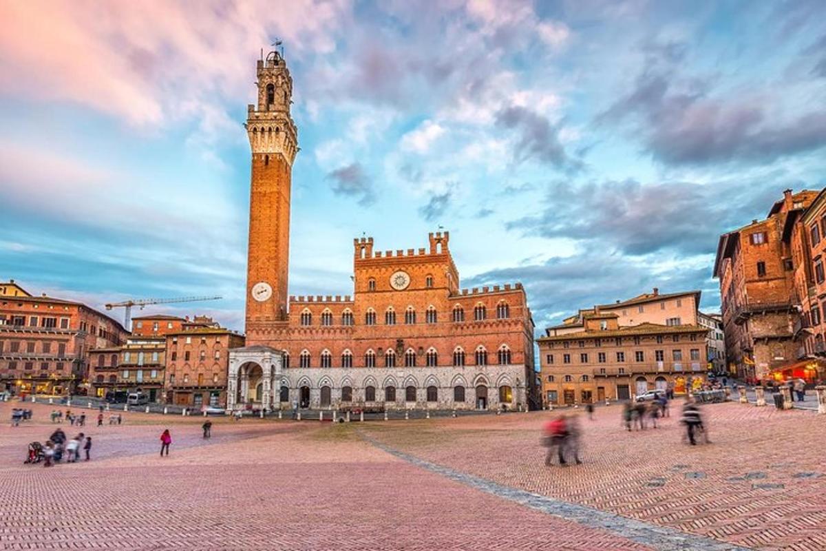 una città con una torre dell'orologio e un edificio