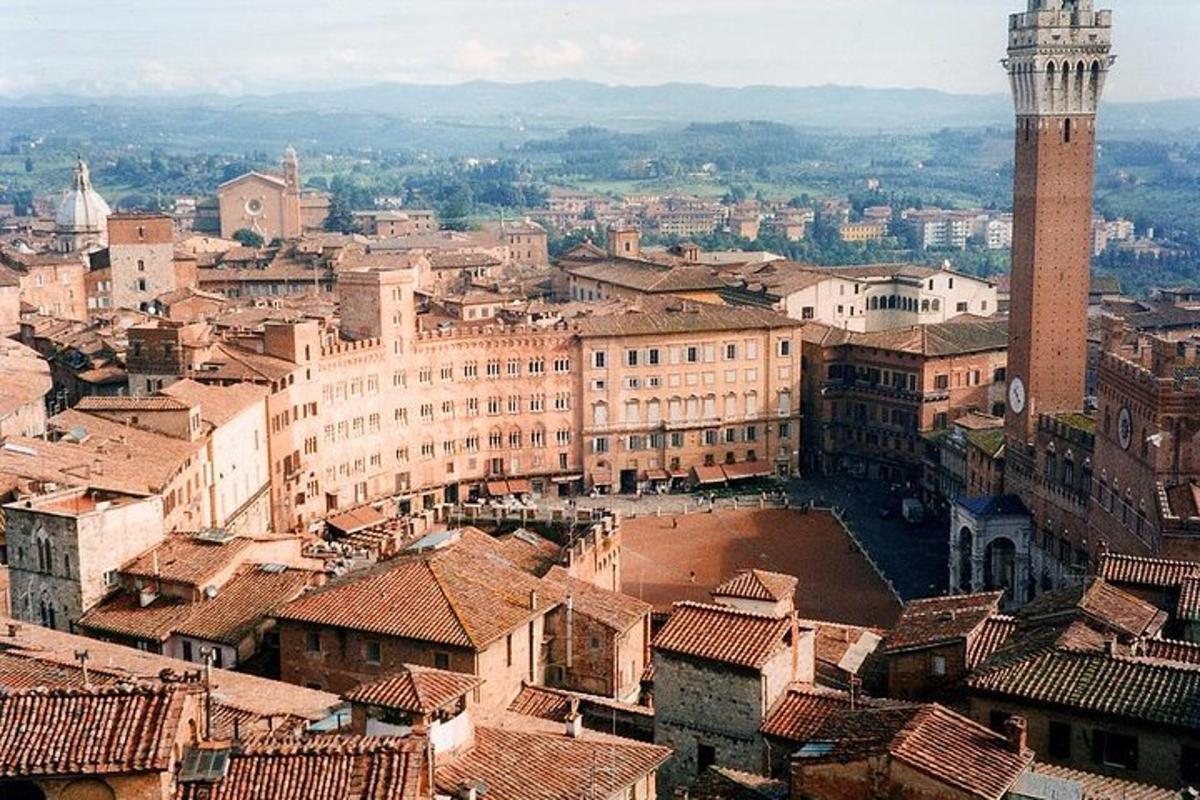 una vista di una città con una torre dell'orologio e tetti