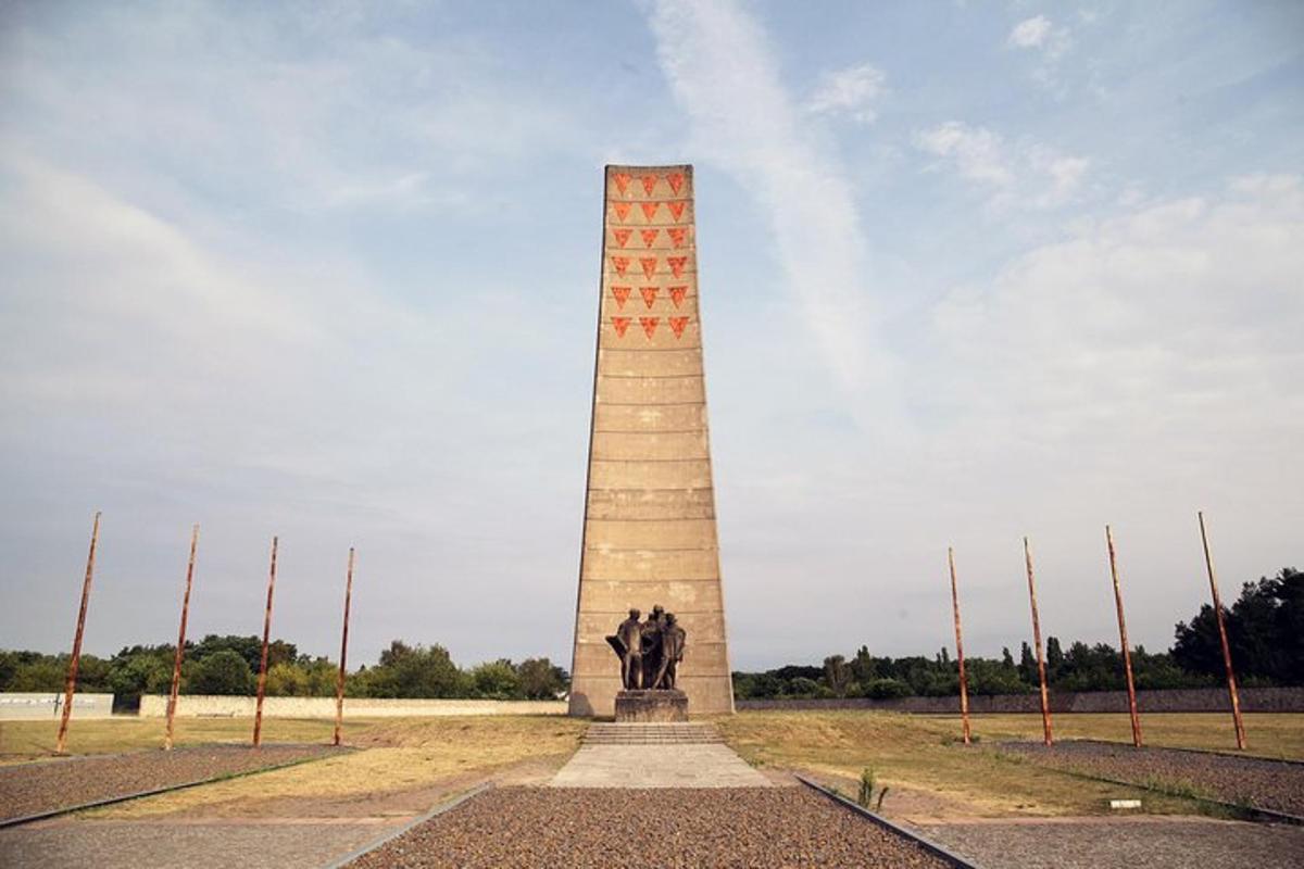 kõrge obelisk keset põldu
