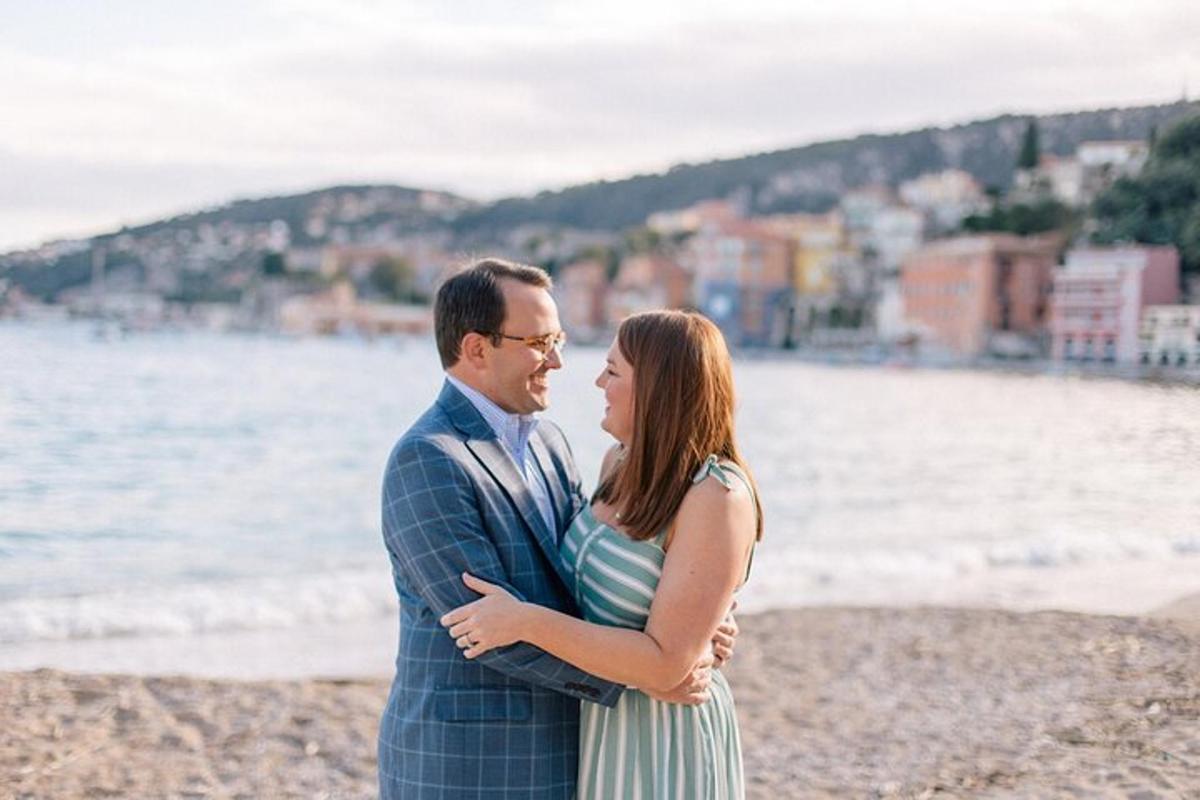 ένας άντρας και μια γυναίκα που στέκονται στην παραλία