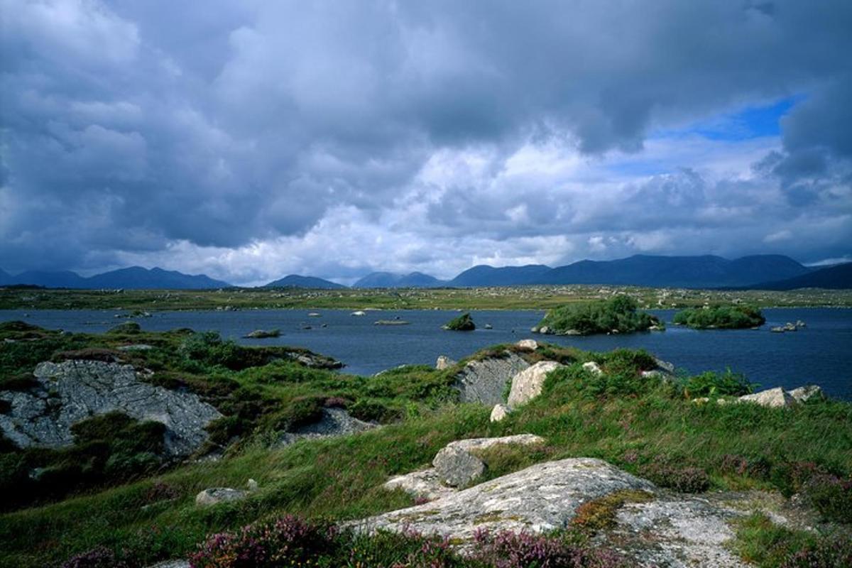 ein großes Gewässer mit Bergen im Hintergrund