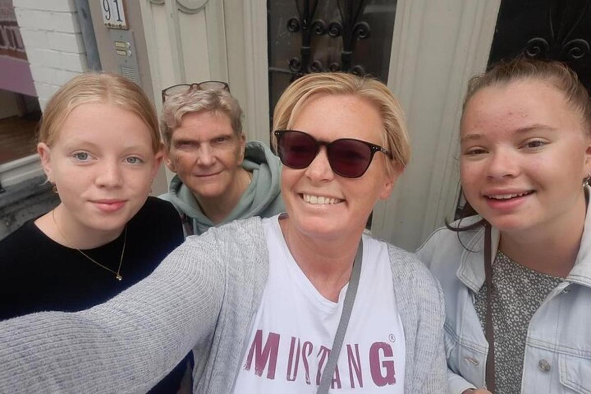 kolm naist ja mees poseerivad pildi jaoks