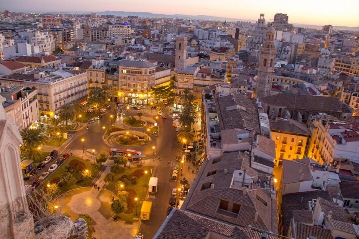 o vedere aeriană a unui oraș noaptea