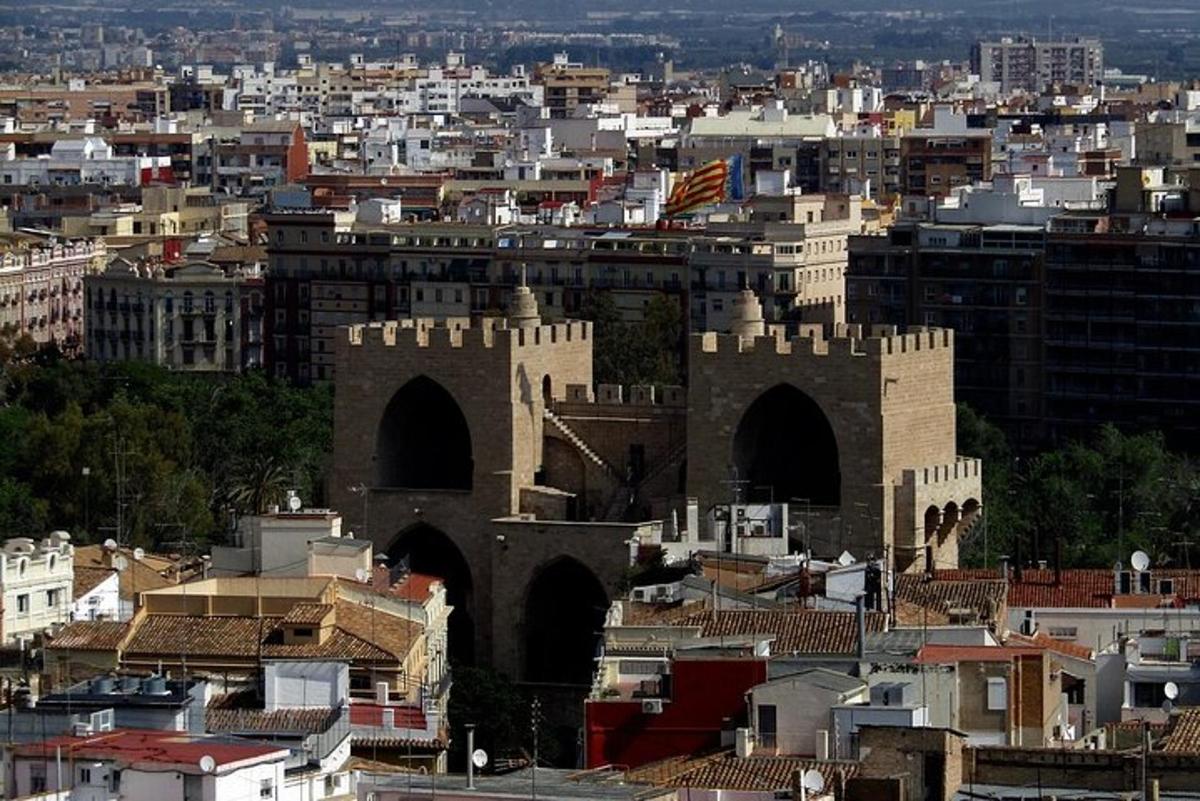 uma vista de uma cidade com um grande edifício