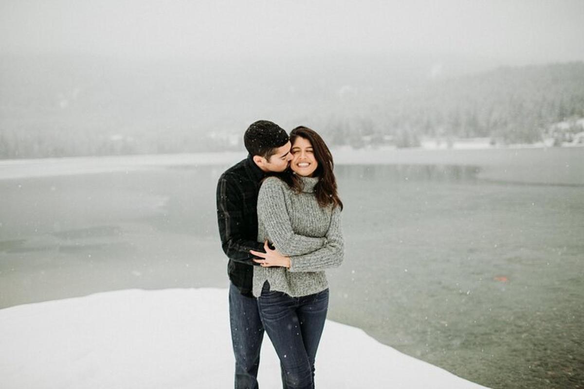 Un hombre y una mujer de pie en la nieve