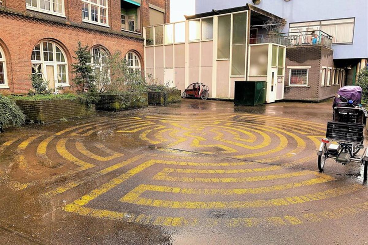 un disegno sul pavimento di un edificio sotto la pioggia
