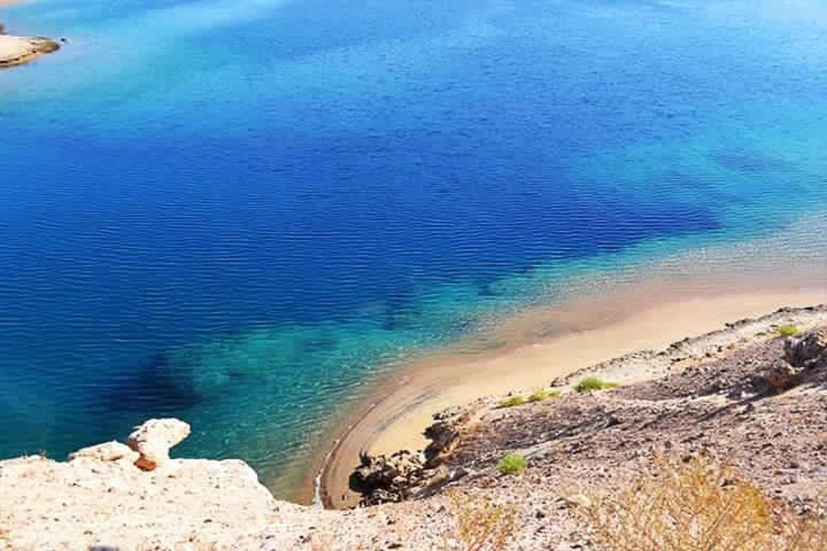 pemandangan udara pantai dengan air biru
