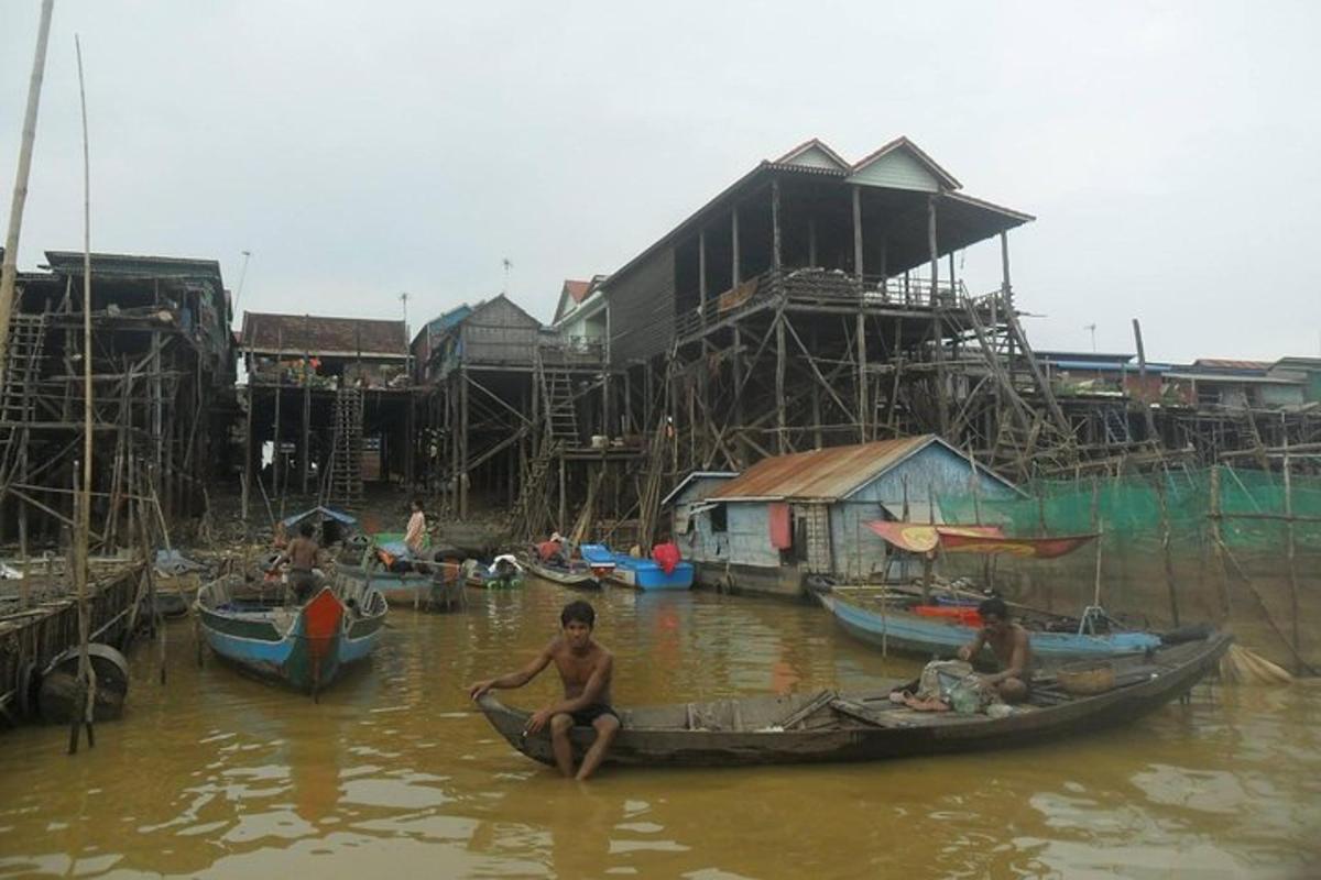 กลุ่มคนกำลังนั่งอยู่ในเรือในน้ำ