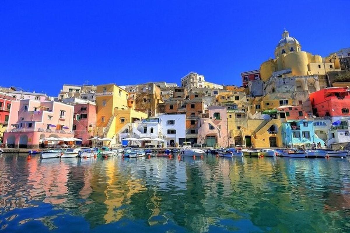 un gruppo di edifici con barche in acqua