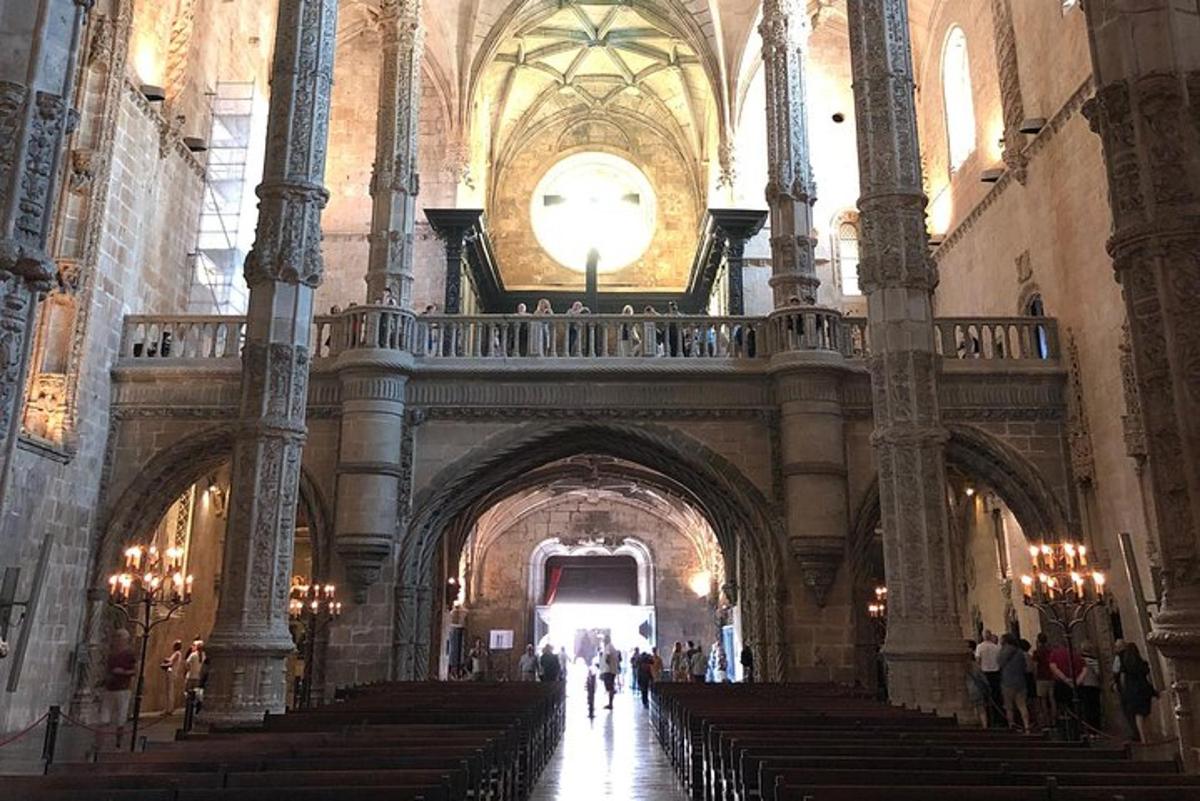 una gran església amb bancs i