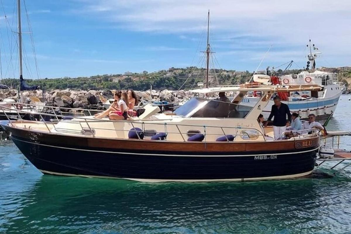 un gruppo di persone su una barca in acqua