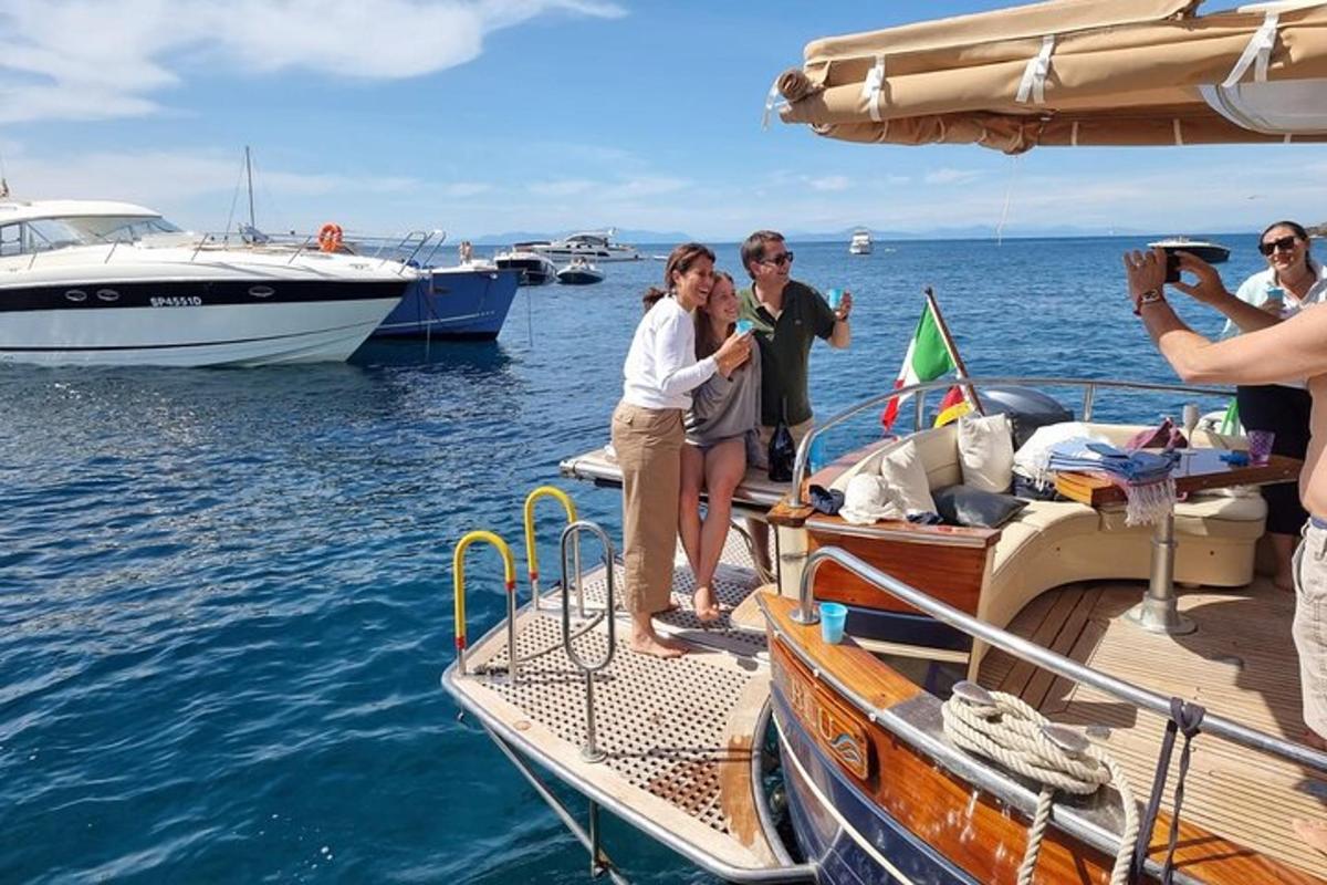 un gruppo di persone in piedi su una barca in acqua