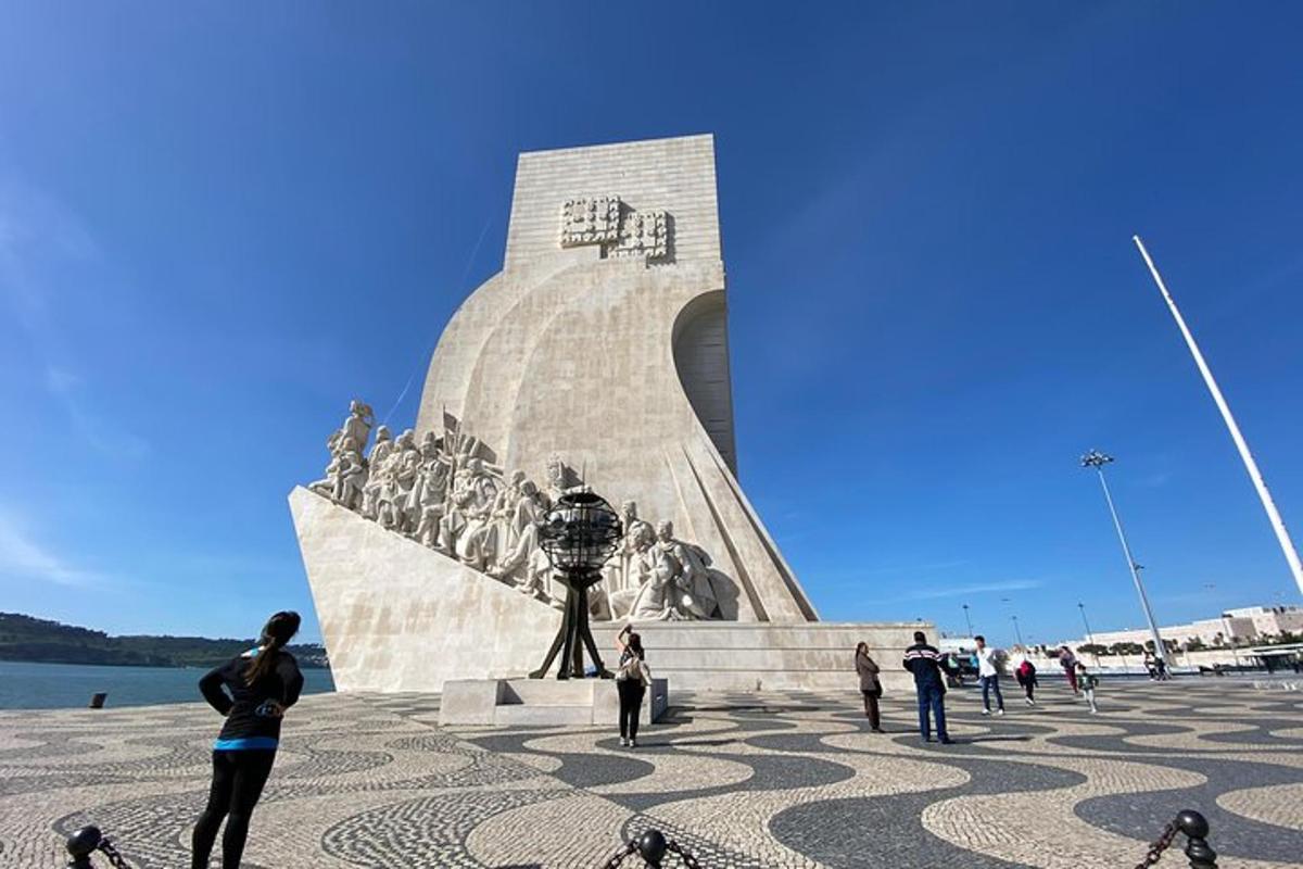un grup de persones dempeus davant d'un monument