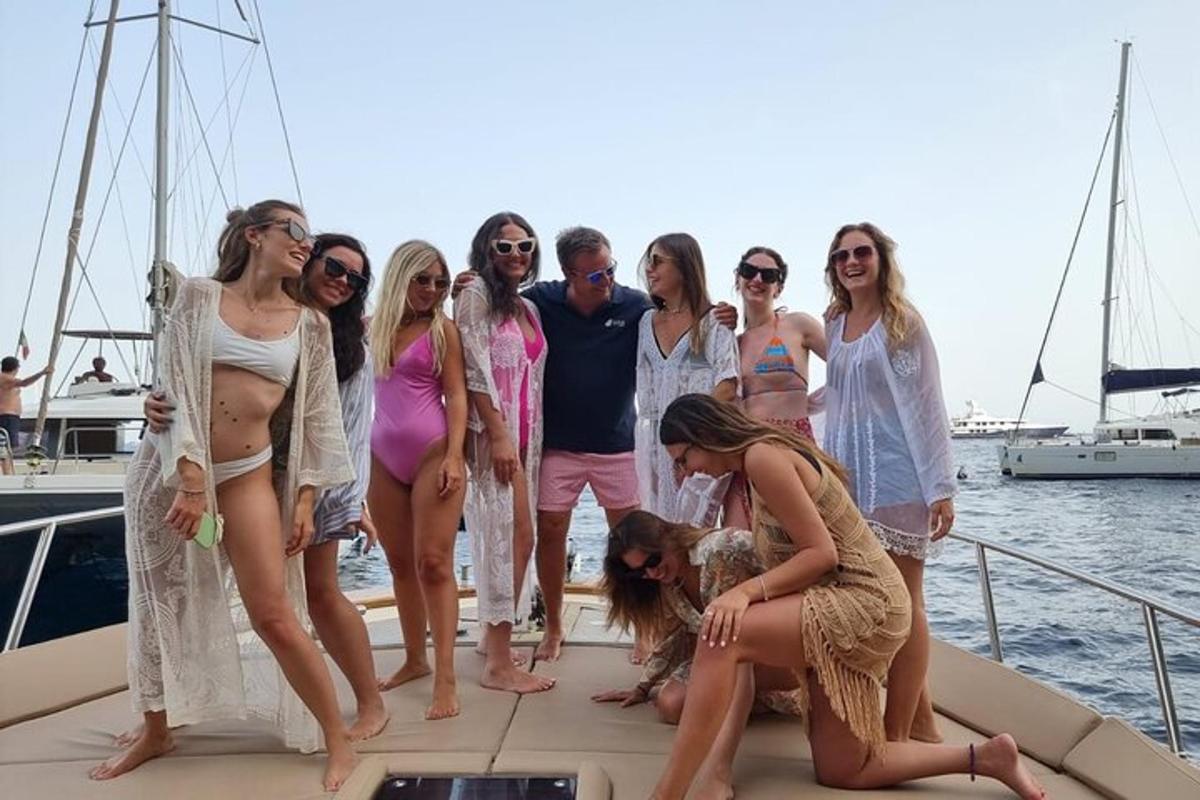 un gruppo di persone in piedi su una barca