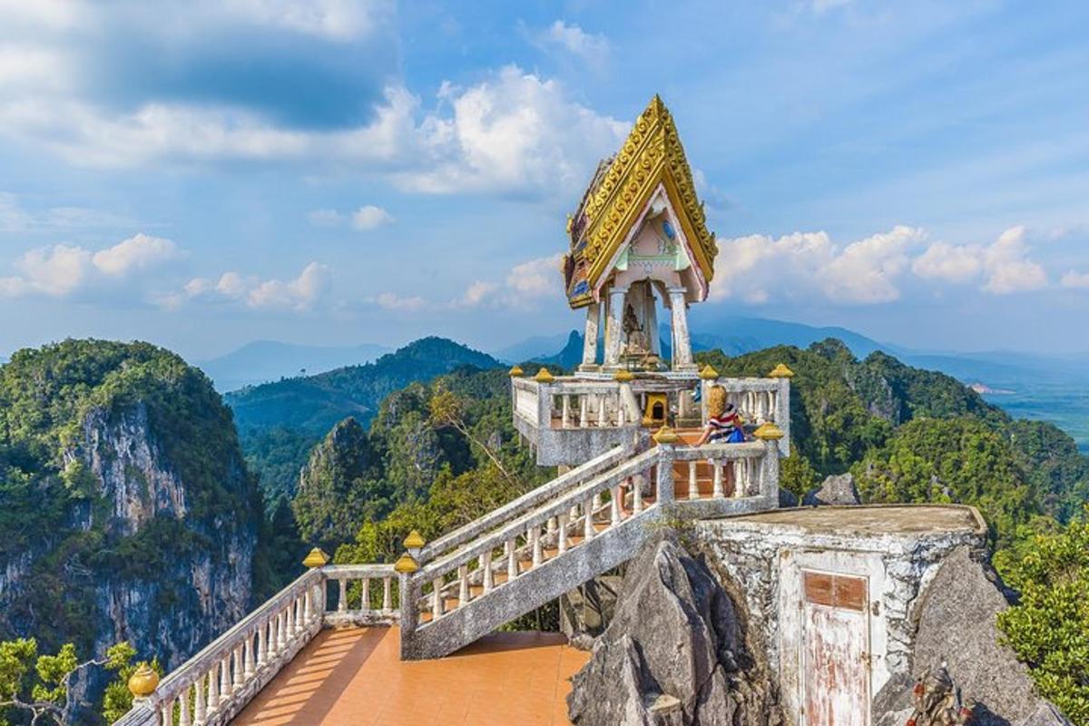 un edificio en la cima de una montaña