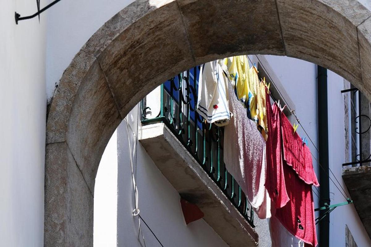μια ομάδα σκι κρεμασμένα σε ένα μπαλκόνι