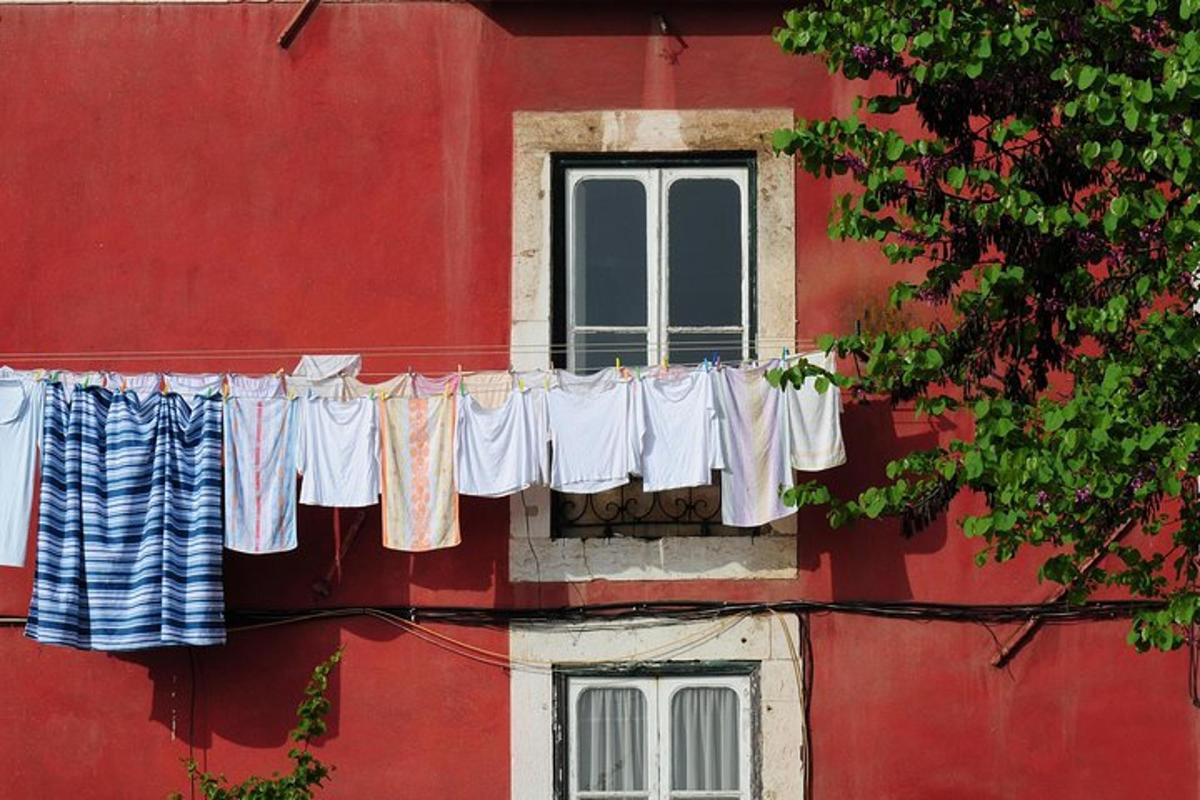 ένα κόκκινο κτίριο με ένα σκοινί για τα ρούχα μπροστά από ένα παράθυρο