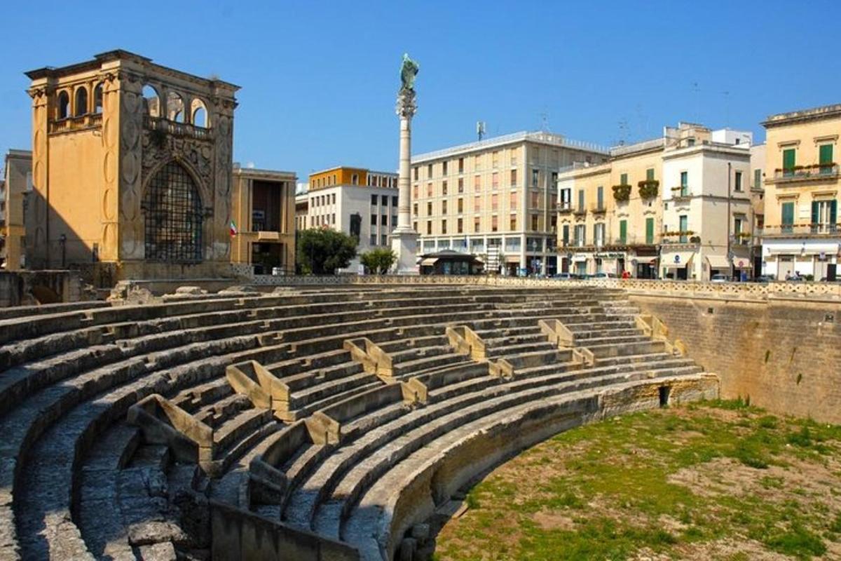 un gran amfiteatre en una ciutat amb edificis