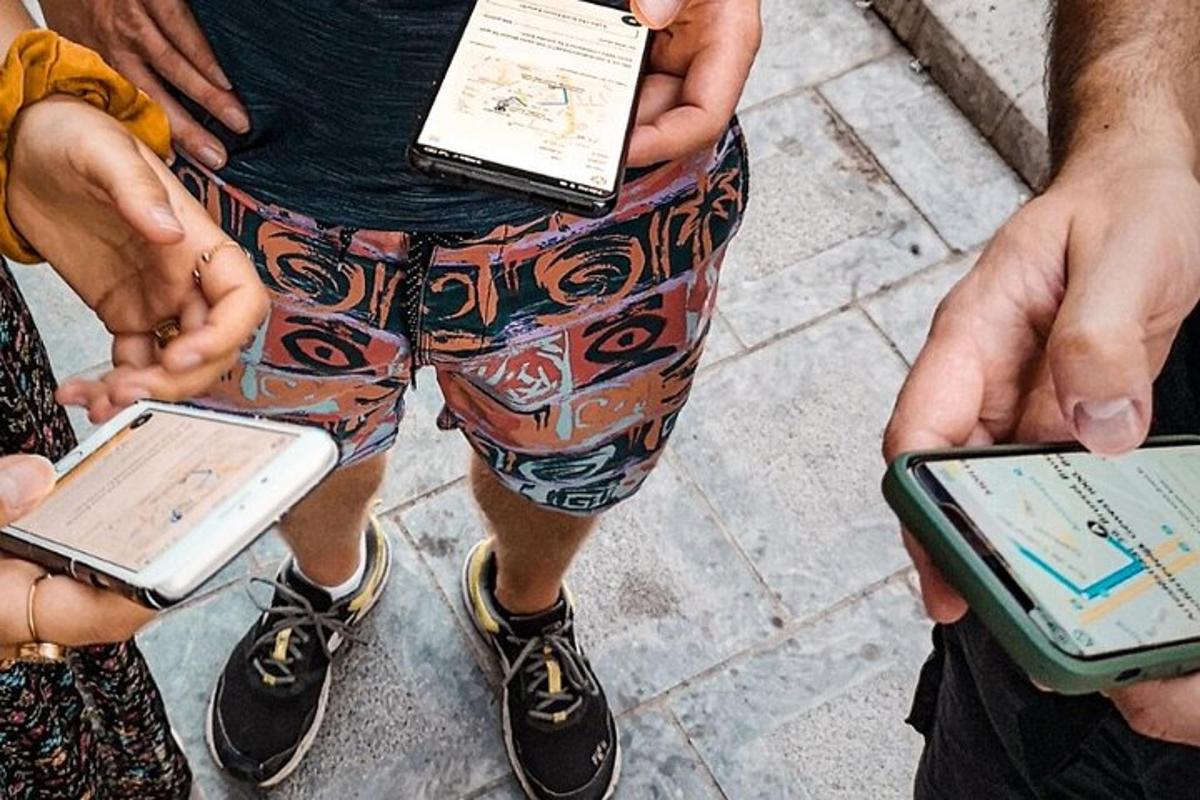 hópur fólks sem heldur uppi farsímum sínum