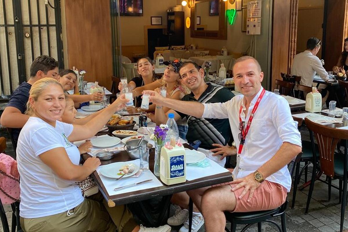 un grup de persones assegudes a una taula menjant