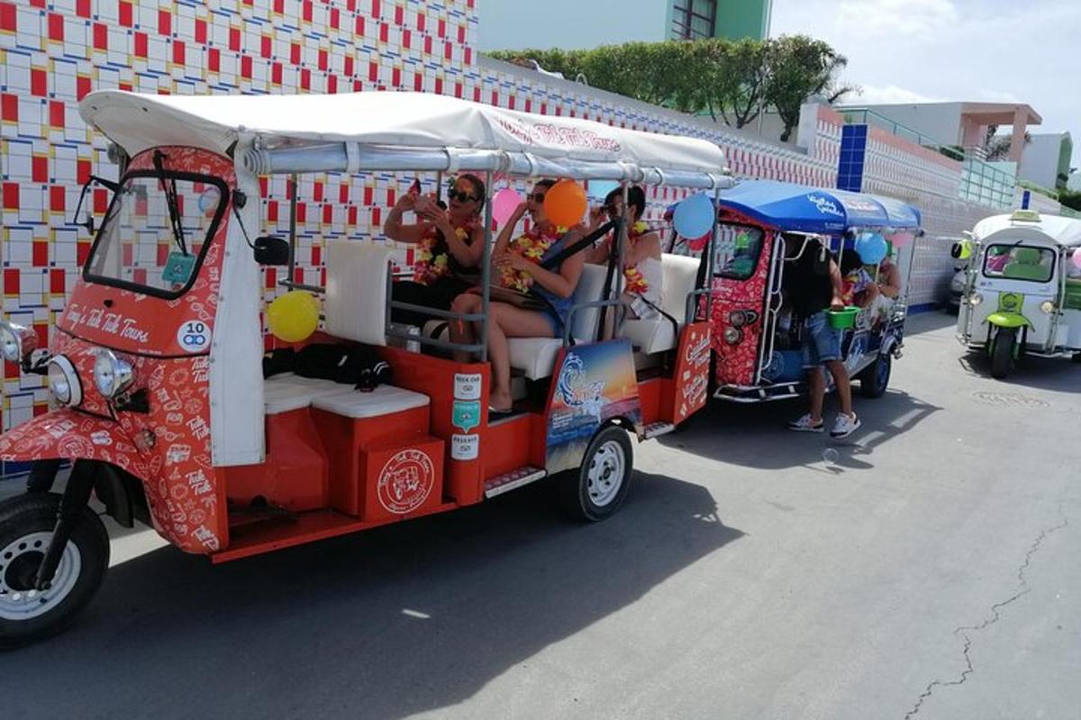 un grup de persones que viatgen en un carret de menjar