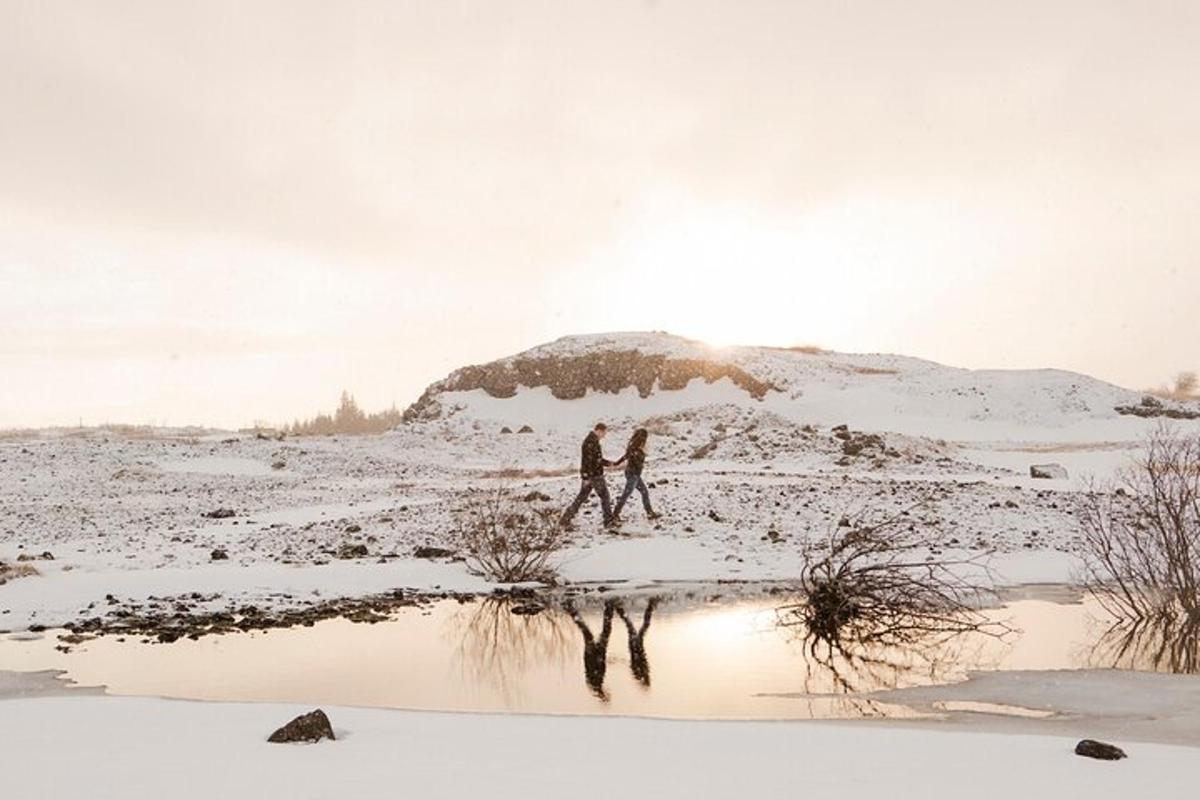 due persone che camminano attraverso un campo coperto di neve