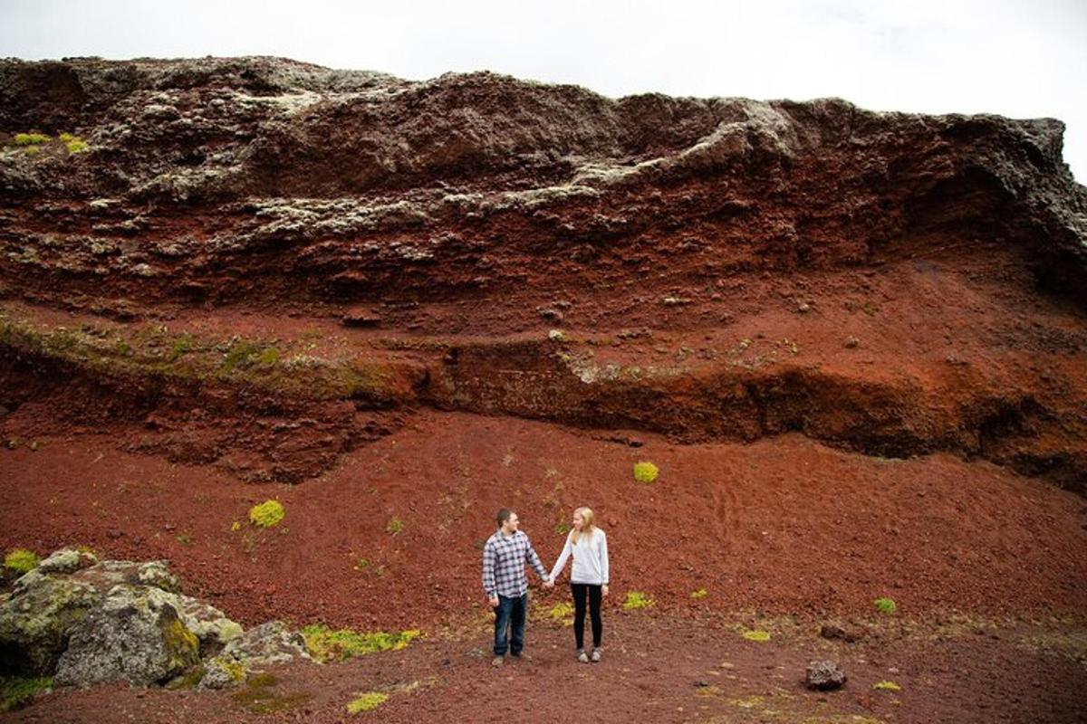 un uomo e una donna in piedi davanti a una formazione rocciosa