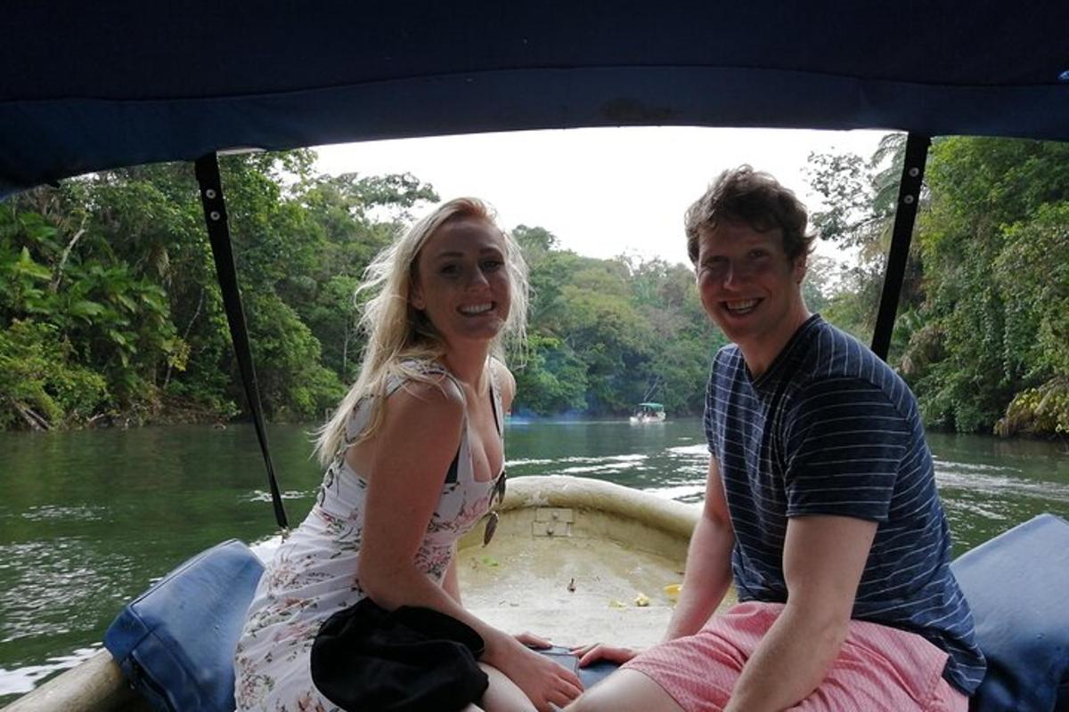 un uomo e una donna seduti su una barca sull'acqua