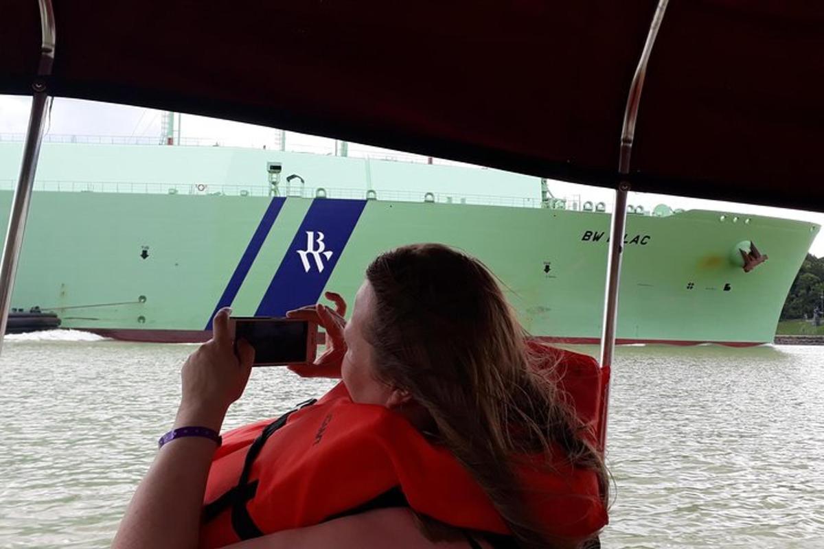 una donna che scatta una foto di una barca