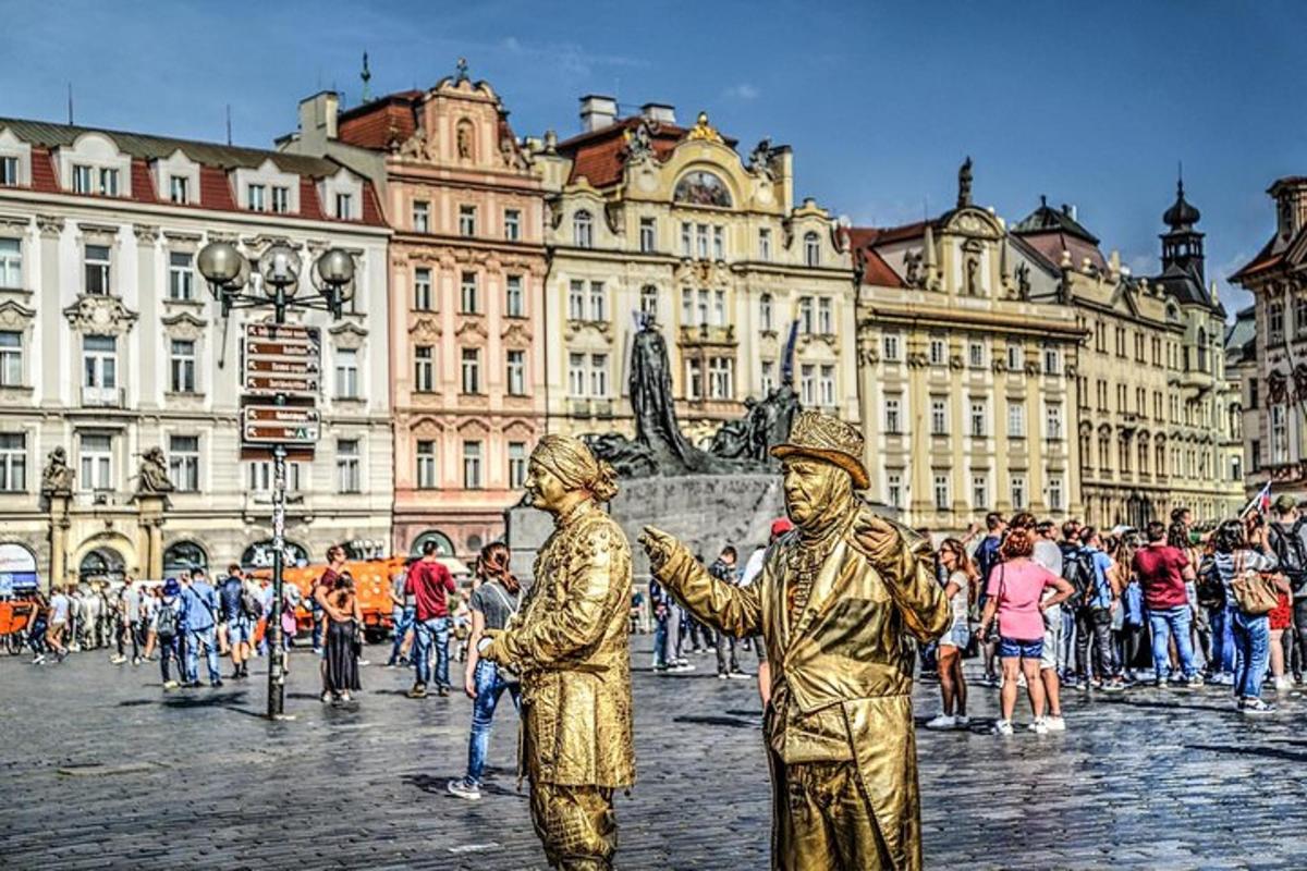socha dvou mužů stojících vedle davu lidí