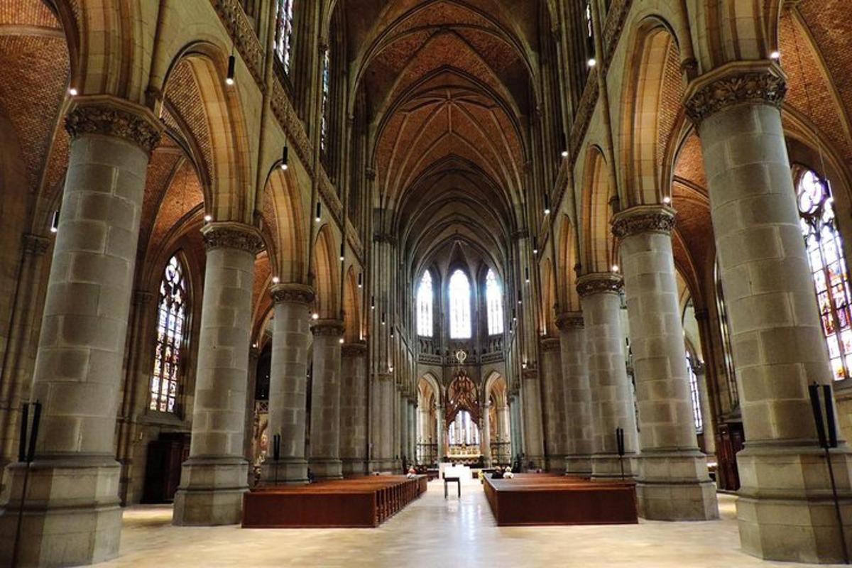 una gran catedral amb columnes, arcs i finestres