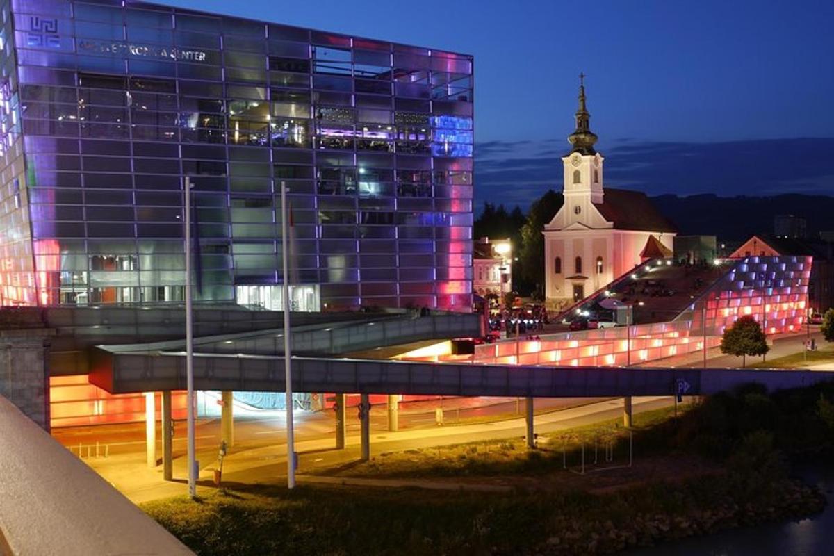 un gran edifici de vidre amb una església al fons