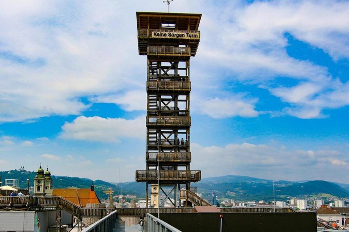 una alta torre de observación en la parte superior de un edificio