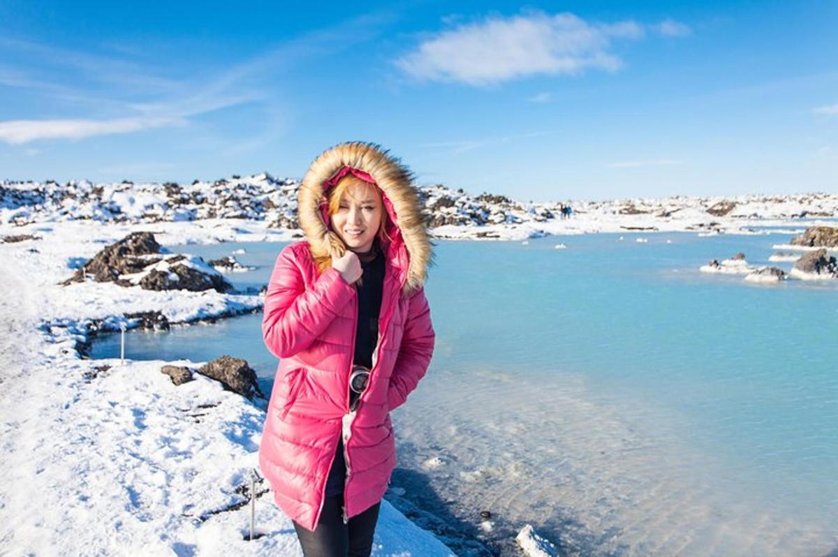 一位身穿粉色外套的女子站在雪地里